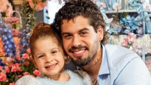 Maria Flor assume salão de beleza e transforma Zé Felipe em cliente