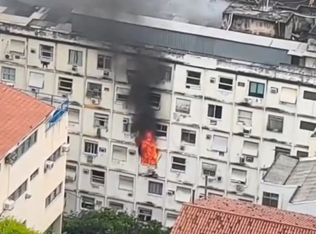 Mulher se abriga em parapeito para fugir de incêndio em prédio no RJ; VEJA VÍDEO