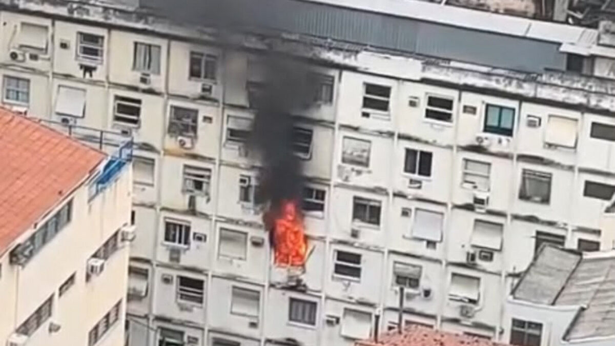 Mulher se abriga em parapeito para fugir de incêndio em prédio no RJ; VEJA VÍDEO