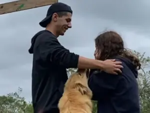 Cachorrinha ‘invade’ pedido de casamento, rouba a cena e momento viraliza; VÍDEO