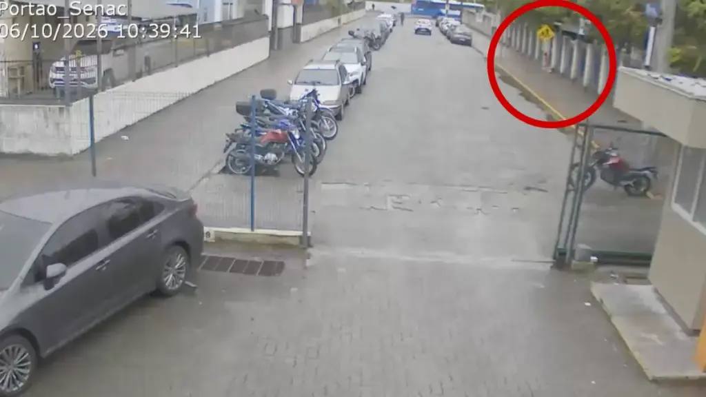 Criança de 3 anos sai sozinha de creche e anda em avenida em SC; VEJA VÍDEO