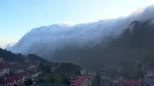 “Cachoeira” de nuvens gigante cai sobre cidade no leste da China; ASSISTA!