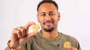 Neymar explica origem da promessa de “fábrica de biscoitos” à mãe e lança linha de biscoitos colecionáveis