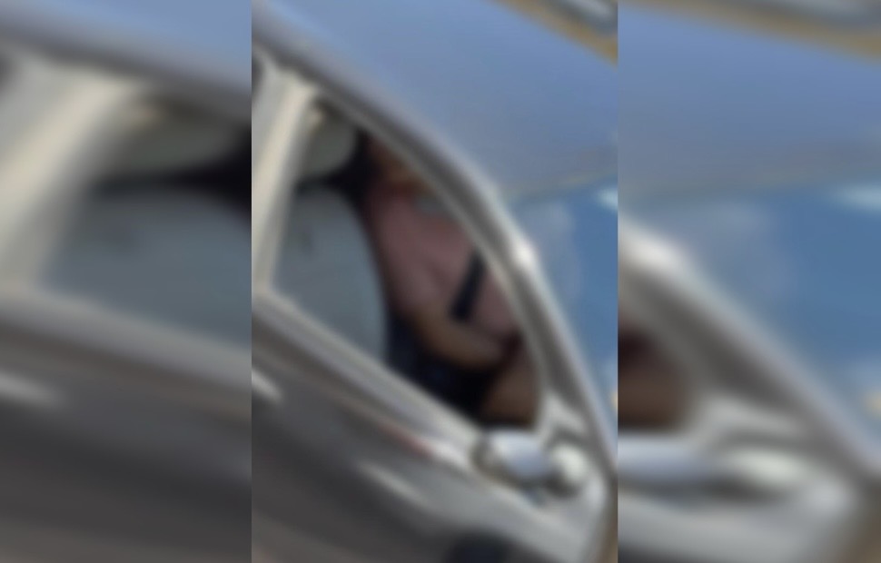 Homem é flagrado se masturbando dentro de carro após rondar mulheres em academia; VEJA VÍDEO!
