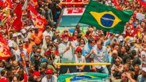 Presidente Lula ergue a Constituição e a bandeira do Brasil durante ato no Rio; VEJA!