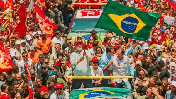 Presidente Lula ergue a Constituição e a bandeira do Brasil durante ato no Rio; VEJA!