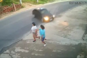 Carro invade calçada e atropela duas mulheres; VEJA VÍDEO!