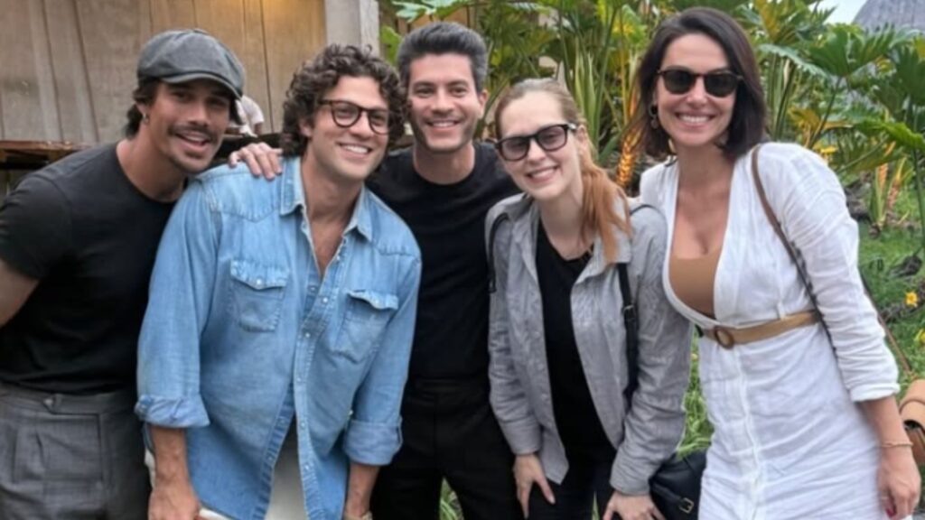 Arthur Aguiar explica foto sorrindo com elenco de Rebelde após velório de Lua Blanco