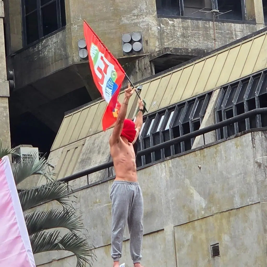 Homem mascarado e sem camisa chama atenção em ato pró-Lula na Avenida Paulista; veja vídeo