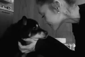 Ariana Grande lamenta morte de cachorrinha que a acompanhou por 17 anos