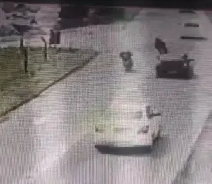 Câmera flagra grave acidente entre motos em Santa Catarina; ASSISTA!
