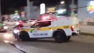 Viatura da PM atropela motoboy durante comemoração pela vitória de Lula em Florianópolis; veja vídeo