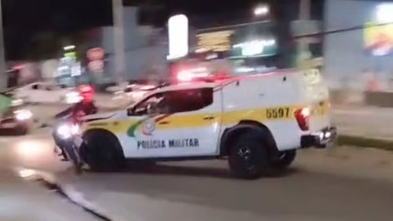 Viatura da PM atropela motoboy durante comemoração pela vitória de Lula em Florianópolis; veja vídeo
