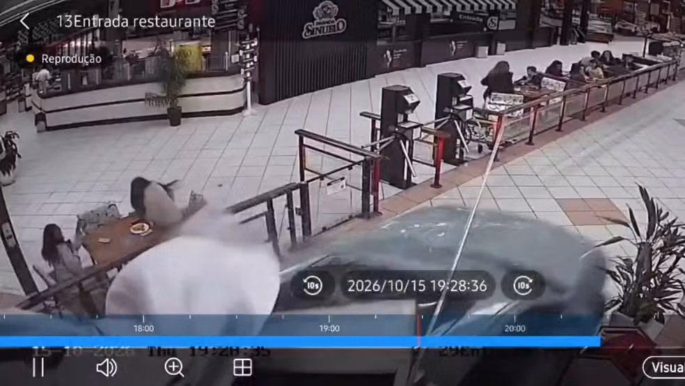 Carro de luxo invade restaurante e clientes fogem assustados em SC; VEJA VÍDEO!