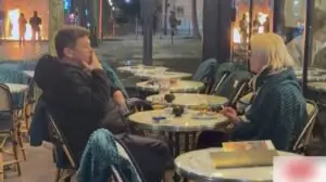 Casal aproveita drinque em café enquanto protestos tomam Paris; VEJA VÍDEO!