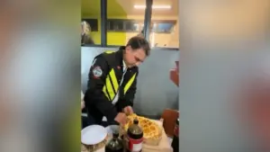 Flávio Bolsonaro entrega pizzas e se reúne com motoboys em São Paulo