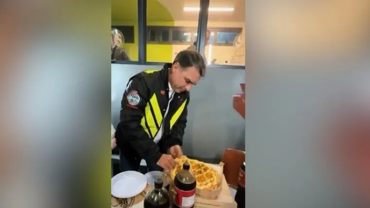 Flávio Bolsonaro entrega pizzas e se reúne com motoboys em São Paulo