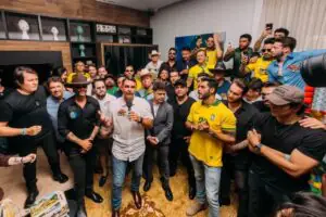Cantores sertanejos se reúnem e declaram apoio a Flávio Bolsonaro