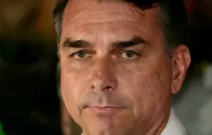 Flávio Bolsonaro detalha fuga do Brasil e fala em disputar eleição antes de 2030