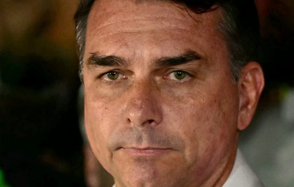 Flávio Bolsonaro detalha fuga do Brasil e fala em disputar eleição antes de 2030