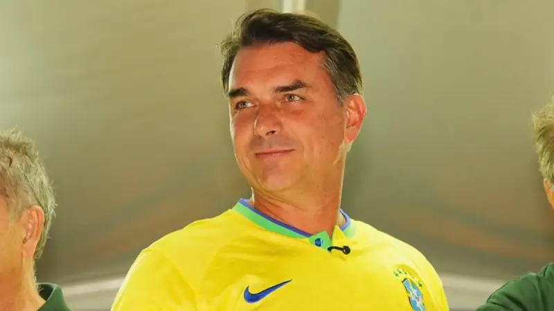 Flávio Bolsonaro declara voto a favor do fim da escala 6×1