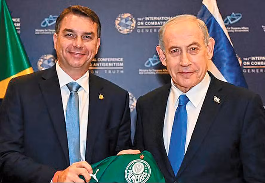 Netanyahu parabeniza Flávio Bolsonaro após resultado do primeiro turno