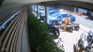 Vídeo mostra ladrão atrapalhado em furto de moto em SP; Assista!