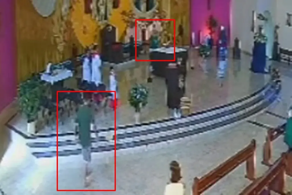 Homem invade igreja, soca bispo e manda “aviso” para Jesus; veja vídeo