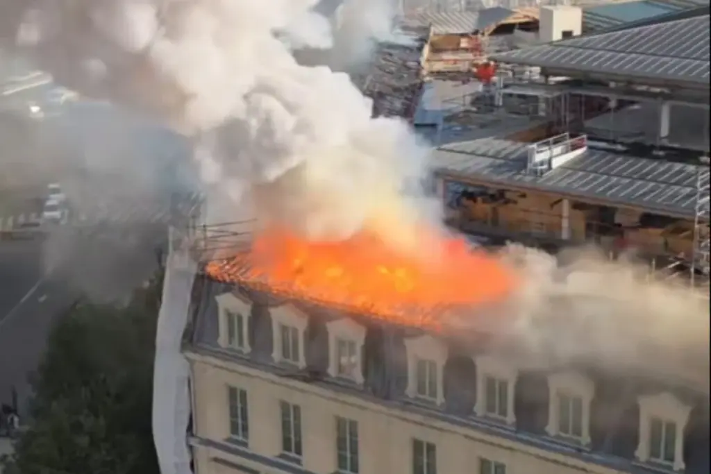VÍDEO: Paris: incêndio atinge telhado de prédio em obras perto de estação de trem