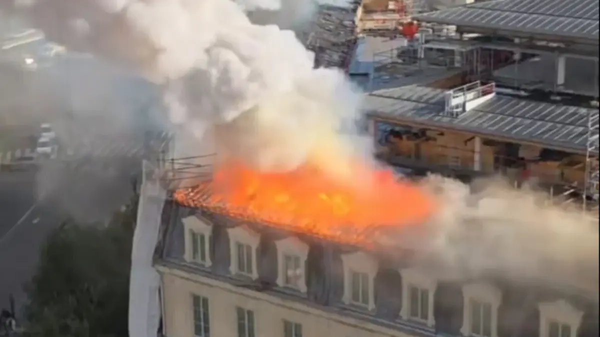 VÍDEO: Paris: incêndio atinge telhado de prédio em obras perto de estação de trem