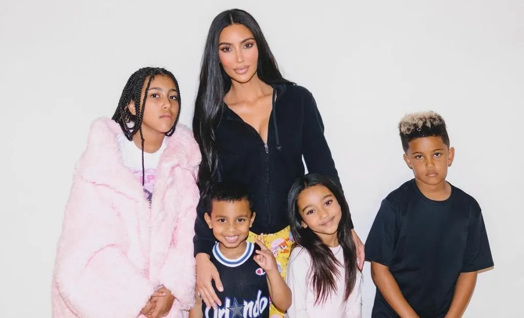 Kim Kardashian surpreende ao revelar quantas babás ajudam no cuidado dos filhos; descubra