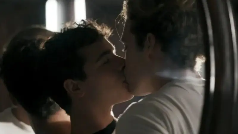 Casal gay dá beijão em horário nobre da Globo; veja como foi a cena