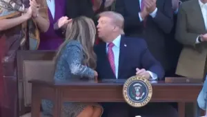 Melania desvia de beijo de Trump em evento e vídeo repercute nas redes; ASSISTA!