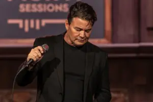 Renner se emociona durante homenagem a Rick em 1ª gravação da carreira solo