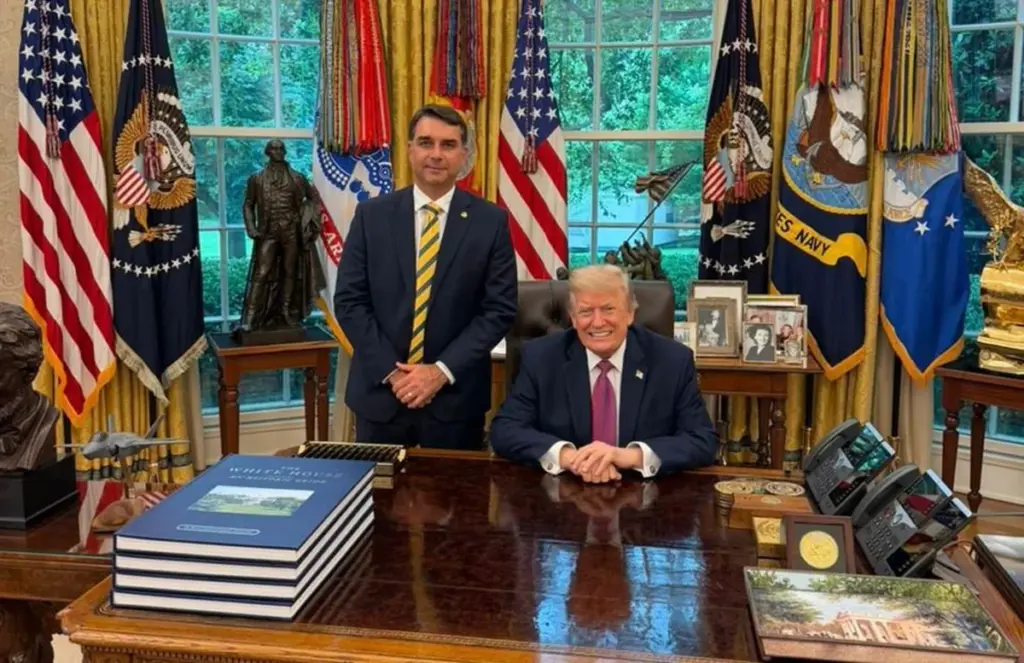 Assessor de Trump providenciou jato para Flávio fugir para os EUA, diz NYT