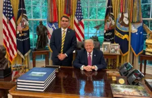 Assessor de Trump providenciou jato para Flávio fugir para os EUA, diz NYT