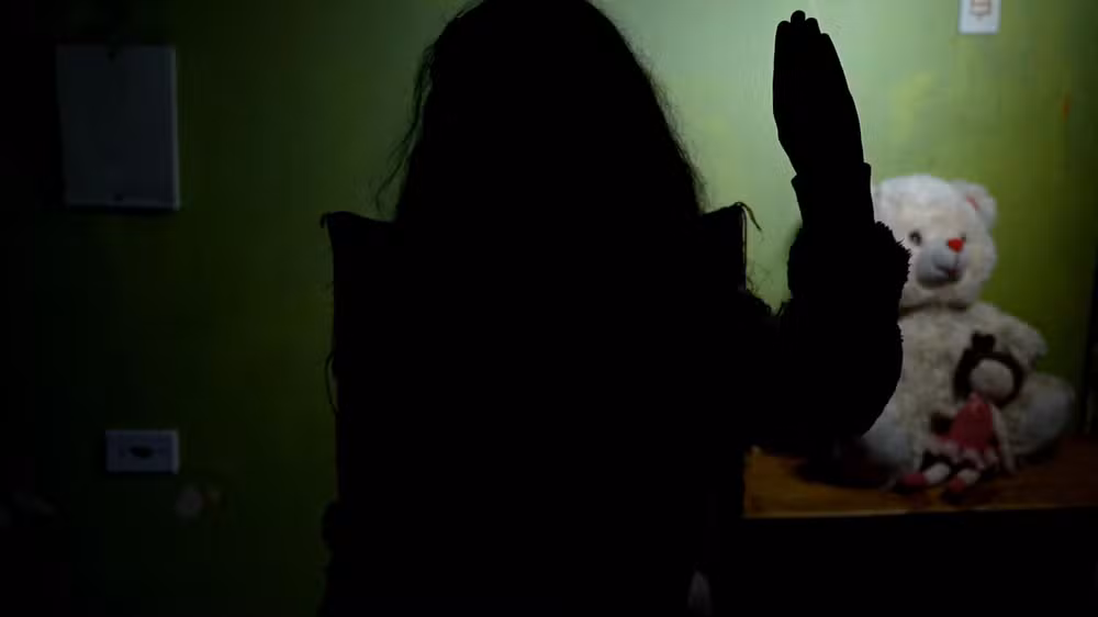 Vídeo: Menino de 10 anos reconhece sinal universal de socorro e salva prima de 9 anos