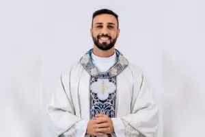 Saiba quem é o “padre galã” que viralizou pela aparência em MG