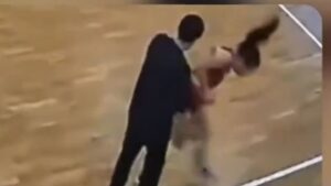 Técnico é suspenso por dois anos após socar jogadora de 13 anos durante partida de vôlei; veja vídeo