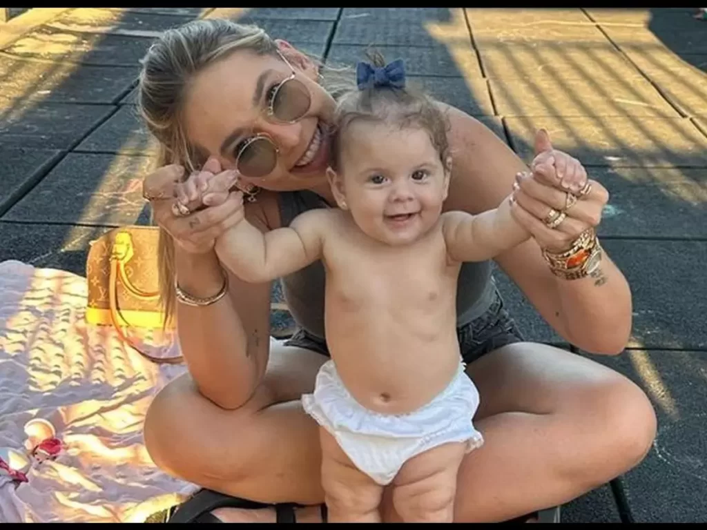Virgina brincando com sua criança Maria Flor