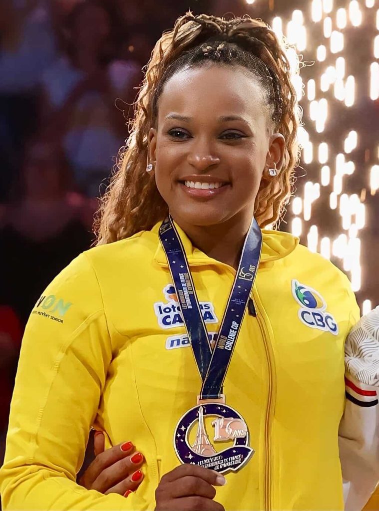 Rebeca Andrade competido na Ginástica Artística nas Olimpíadas de 2024