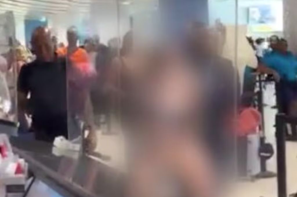 Mulher Pelada Aeroporto (2)