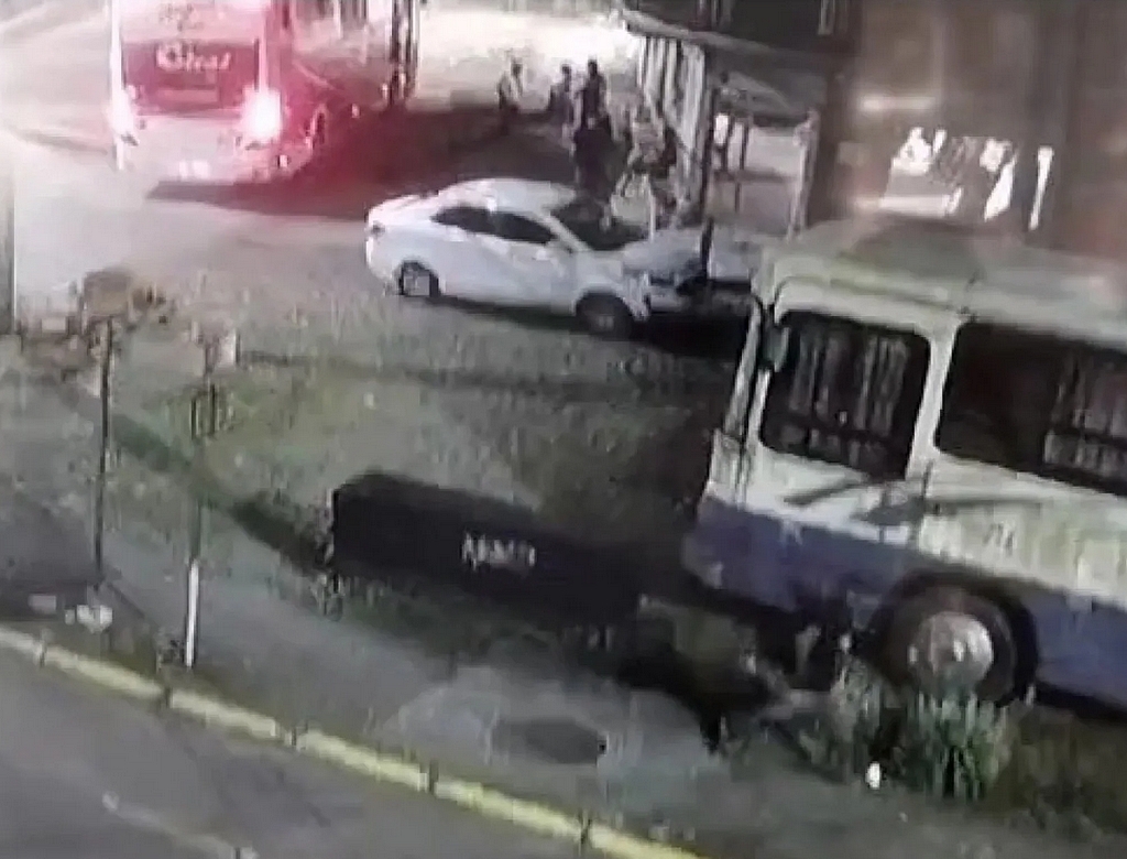 Criança Abandonada Em ônibus (foto Reprodução Redes Sociais)
