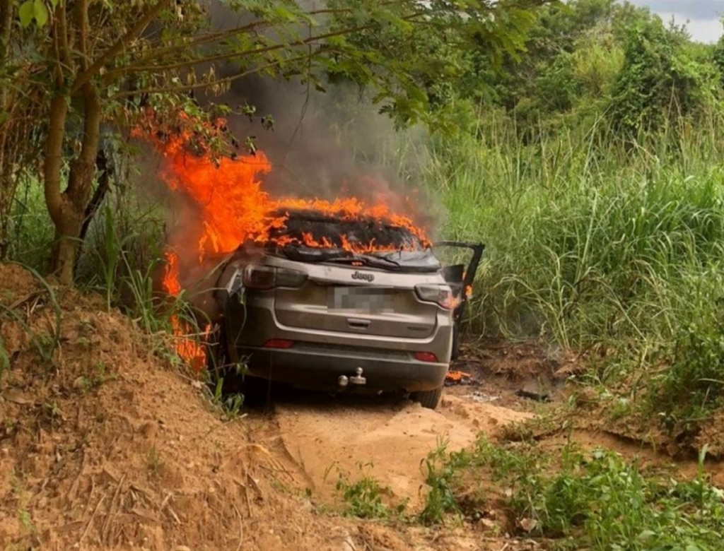 Carro Em Chamas (foto Reprodução Redes Sociais)
