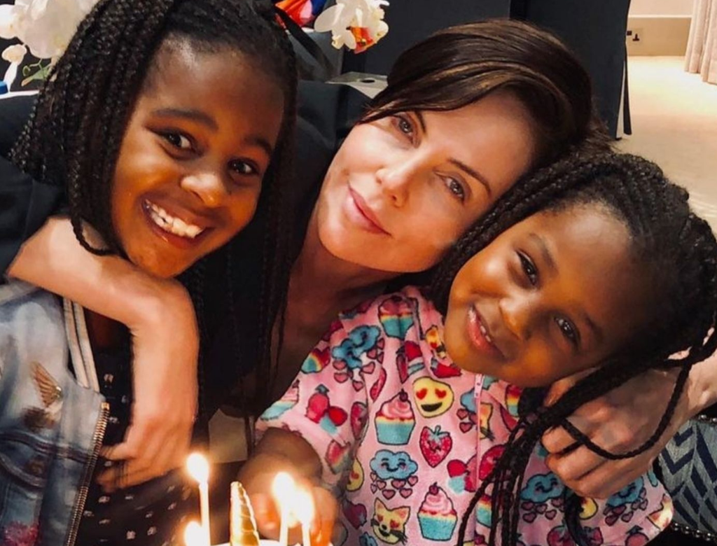 Charlize Theron E Filhas (foto Reprodução Redes Sociais)