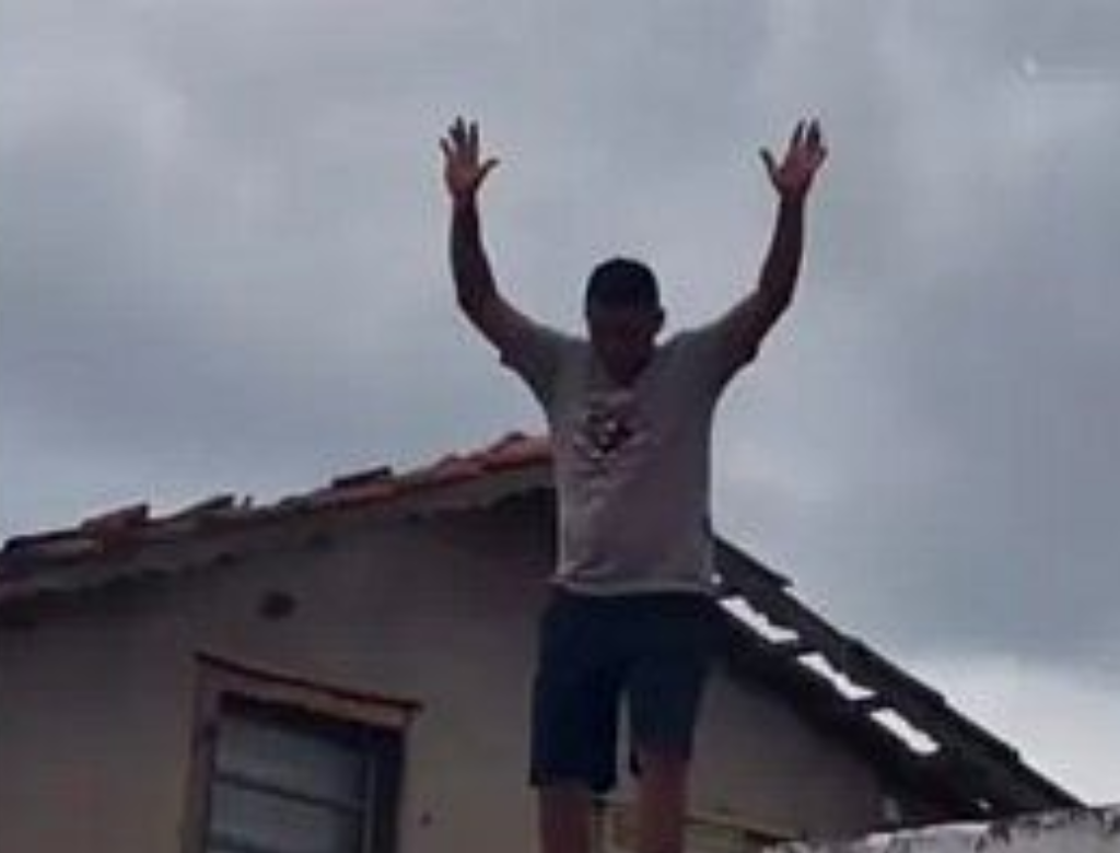 Após estuprar mulher homem tenta escapar por telhado (Foto Reprodução Redes Sociais)