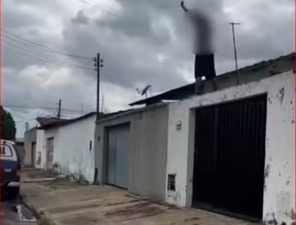 Após estuprar mulher homem tenta escapar por telhado (Foto Reprodução Redes Sociais)