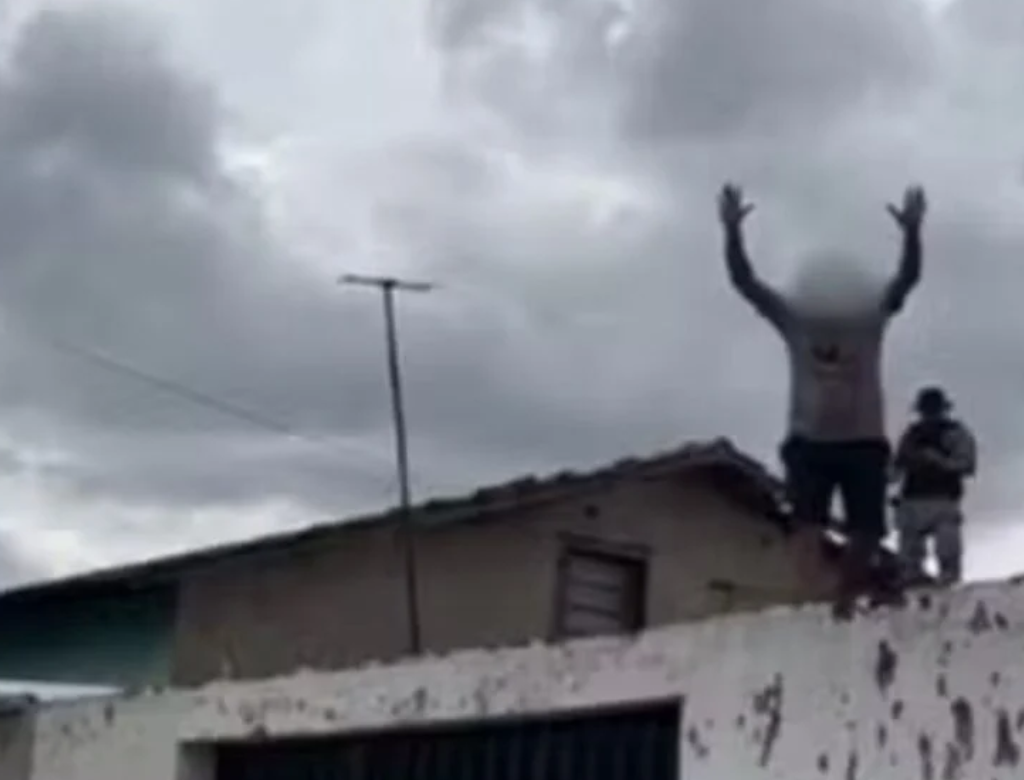 Após estuprar mulher homem tenta escapar por telhado (Foto Reprodução Redes Sociais)