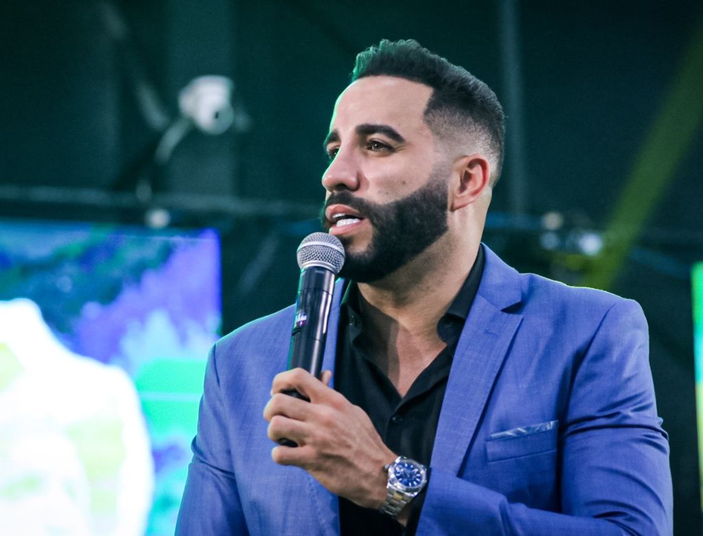 Pastor Leonardo Sale(1)
