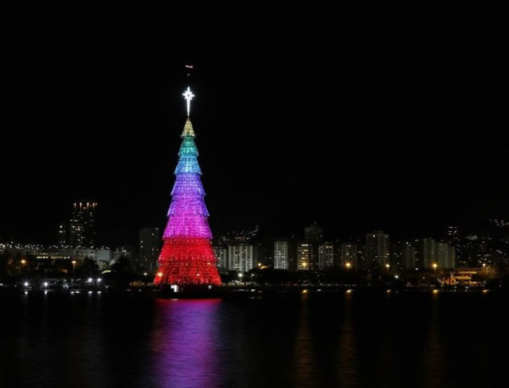 Árvore De Natal Flutuante (foto Reprodução Redes Sociais)